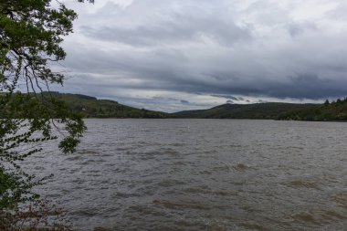 Sel tehlikesi ihtimaline karşı su salındığı sırada Brno Baraj Barajı 'ndaki su deposu. Svratka Nehri Brno Çek Cumhuriyeti