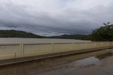 Sel tehlikesi ihtimaline karşı su salındığı sırada Brno Baraj Barajı 'ndaki su deposu. Svratka Nehri Brno Çek Cumhuriyeti
