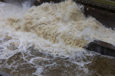 Sel tehlikesi ihtimaline karşı su salındığı sırada Brno Baraj Barajı 'ndaki su deposu. Svratka Nehri Brno Çek Cumhuriyeti