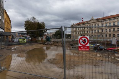 Brno, Çek Cumhuriyeti, 15 Eylül 2024 - Brno, Porici Caddesi 'ndeki Svratka Nehri. Yağmur mevsiminde sulandırılmış su.