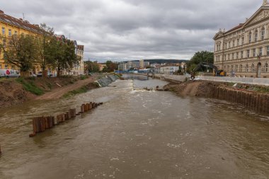 Brno, Çek Cumhuriyeti, 15 Eylül 2024 - Brno, Porici Caddesi 'ndeki Svratka Nehri. Yağmur mevsiminde sulandırılmış su.