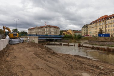 Brno, Çek Cumhuriyeti, 15 Eylül 2024 - Brno, Porici Caddesi 'ndeki Svratka Nehri. Yağmur mevsiminde sulandırılmış su.