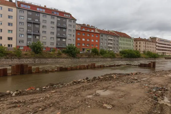 Brno, Çek Cumhuriyeti, 15 Eylül 2024 - Brno, Porici Caddesi 'ndeki Svratka Nehri. Yağmur mevsiminde sulandırılmış su.