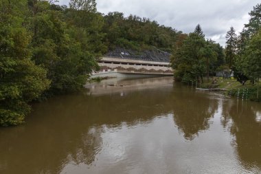 Çek Cumhuriyeti 'nin Brno şehrinde Svratka Nehri ve Svitava Nehri. Yağmur mevsiminde sulandırılmış su.