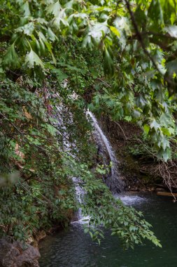 Kefalogourna 'nın güzel manzarası - Thassos adasındaki Theologos şelaleleri