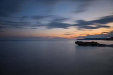 Yunanistan 'ın Thassos adasında akşam deniz manzarası gün batımında