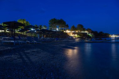 Yunanistan 'ın Thassos adasında akşam deniz manzarası gün batımında