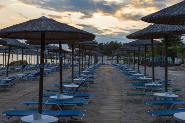 Yunanistan 'ın Thassos adasında akşam deniz manzarası gün batımında