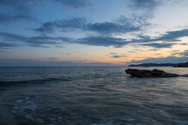 Yunanistan 'ın Thassos adasında akşam deniz manzarası gün batımında