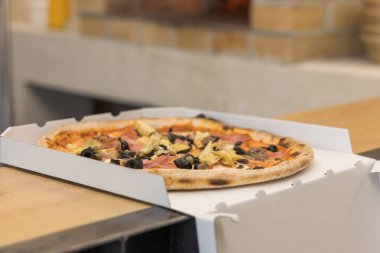 Sokağın karşısında satılık bir kutuda harika bir pizza.