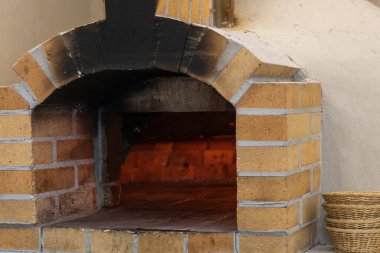 Pizza fırınını açın. Restoranda güzel tuğla fırın var.