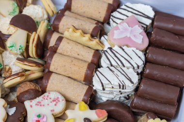 Çeşitli küçük Noel kurabiyeleri. Ev yapımı Noel kurabiyeleri. Kutuda şeker