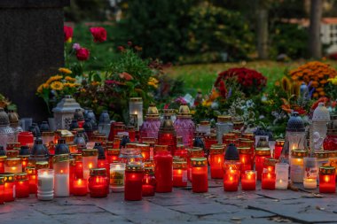 Brno, Çek Cumhuriyeti, 2 Kasım 2024. Edebiyat mumları, mezarlıktaki son dinlenme yeri. Merhumun anısına.