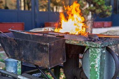 Demirci aletleri. Örs, pense, çekiç, ateş, demir