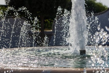 Parktaki fıskiyeden su damlıyor.