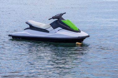 Deniz yüzeyinde jet ski