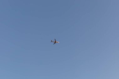 Mavi bulutsuz gökyüzünde büyük bir uçak