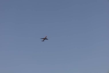 Mavi bulutsuz gökyüzünde büyük bir uçak