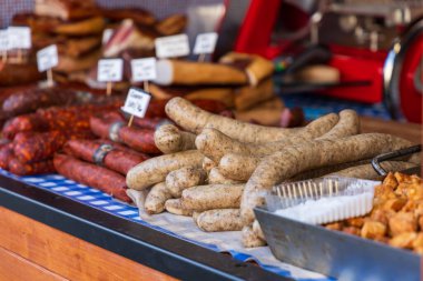 Marketin tezgahında et sosisi ve sosisli sandviç.