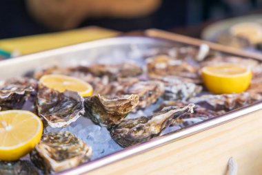 İstiridye yemek için tezgahın üzerinde satılık limonla birlikte. Sokak satışı