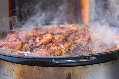 Sokak yemeği. Markette büyük bir tavada ızgara et ve meze.