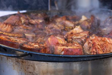 Sokak yemeği. Markette büyük bir tavada ızgara et ve meze.