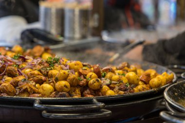 Sokak yemeği. Markette büyük bir tavada ızgara et ve meze.