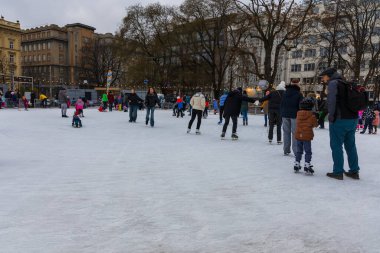 Brno, Çek Cumhuriyeti, 14 Aralık. Noel buz pateni pisti ve Moravian Meydanı 'ndaki insanlar