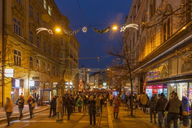 Brno, Çek Cumhuriyeti, 14 Aralık. İyi akşamlar Advent Christmas Brno. Meydan insan dolu.