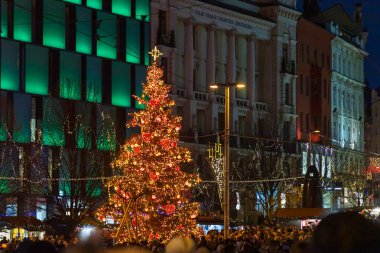 Brno, Çek Cumhuriyeti, 14 Aralık. İyi akşamlar Advent Christmas Brno. Meydan insan dolu.