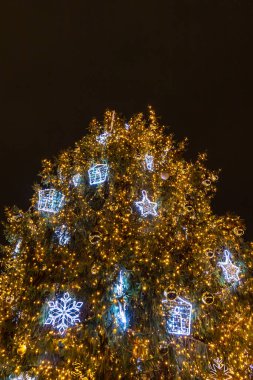 Üzerinde cam süsler olan parıldayan bir Noel ağacı.