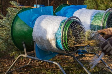 Ulaşım için bir Noel ağacı bağlamak için ekipman
