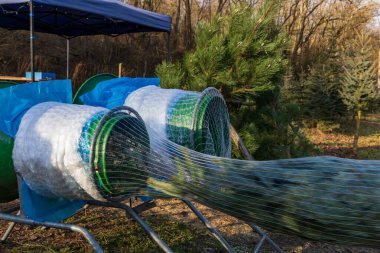 Ulaşım için bir Noel ağacı bağlamak için ekipman