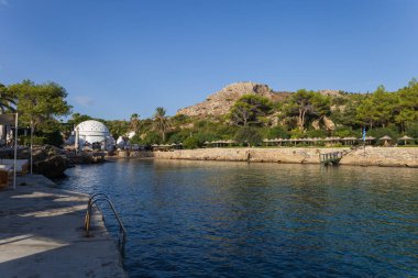 Kalithea, Yunanistan, 29 Eylül 2023 - Deniz manzarası. Kalithea Termik Gözlem Merkezi. 1930 'larda inşa edilmiş güzel binalar, Kallithea Körfezi.