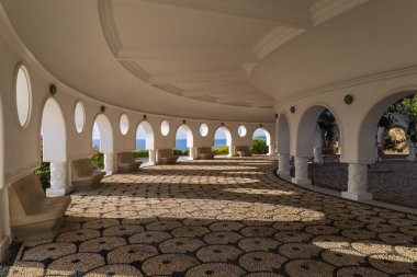 Kalithea, Yunanistan, 29 Eylül 2023 - Deniz manzarası. Kalithea Termik Gözlem Merkezi. 1930 'larda inşa edilmiş güzel binalar, Kallithea Körfezi.