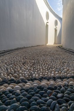 Kalithea, Yunanistan, 29 Eylül 2023 - Deniz manzarası. Kalithea Termik Gözlem Merkezi. 1930 'larda inşa edilmiş güzel binalar, Kallithea Körfezi.