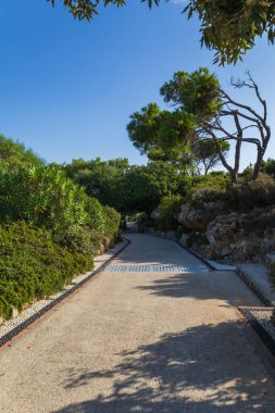 Kalithea, Yunanistan, 29 Eylül 2023 - Deniz manzarası. Kalithea Termik Gözlem Merkezi. 1930 'larda inşa edilmiş güzel binalar, Kallithea Körfezi.