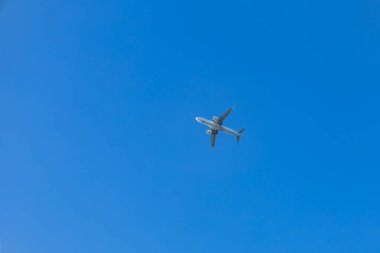 Açık mavi bulutsuz gökyüzünde büyük bir uçak