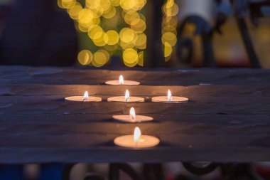 Kilisede mum yakmak.