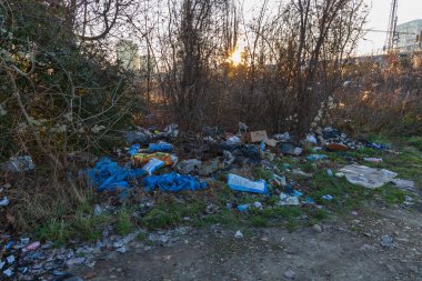 Brno, Çek Cumhuriyeti, 26 Aralık 2024 - Şehir yolundaki gayri resmi çöplük