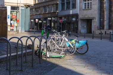 Brno, Çek Cumhuriyeti, 26 Aralık. 2024 - Brno şehrinde elektrikli scooterlar