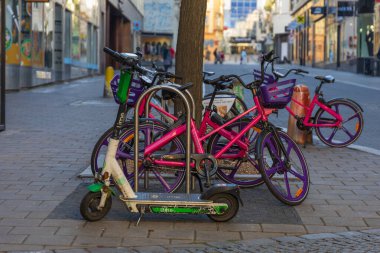Brno, Çek Cumhuriyeti, 26 Aralık. 2024 - Brno şehrinde elektrikli scooterlar
