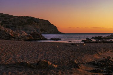 Rhodes Adası Stegna sahilinde gün doğumunda deniz manzarası