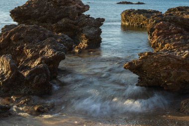 Rhodes Adası Stegna sahilinde gün doğumunda deniz manzarası