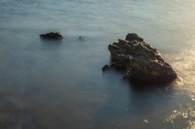 Rhodes Adası Stegna sahilinde gün doğumunda deniz manzarası