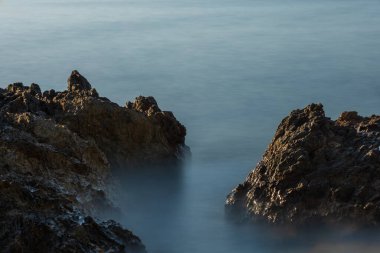 Rhodes Adası Stegna sahilinde gün doğumunda deniz manzarası