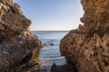 Rhodes Adası Stegna sahilinde gün doğumunda deniz manzarası