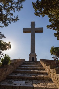 Filerimos Cross hac alanı ve manzara manzaralı bahçe. Yunanistan 'daki Rhohos Adası