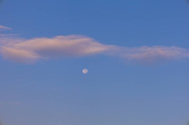 Beyaz bulutlu mavi gökyüzü