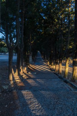 Filerimos Cross hac alanı ve manzara manzaralı bahçe. Yunanistan 'daki Rhohos Adası